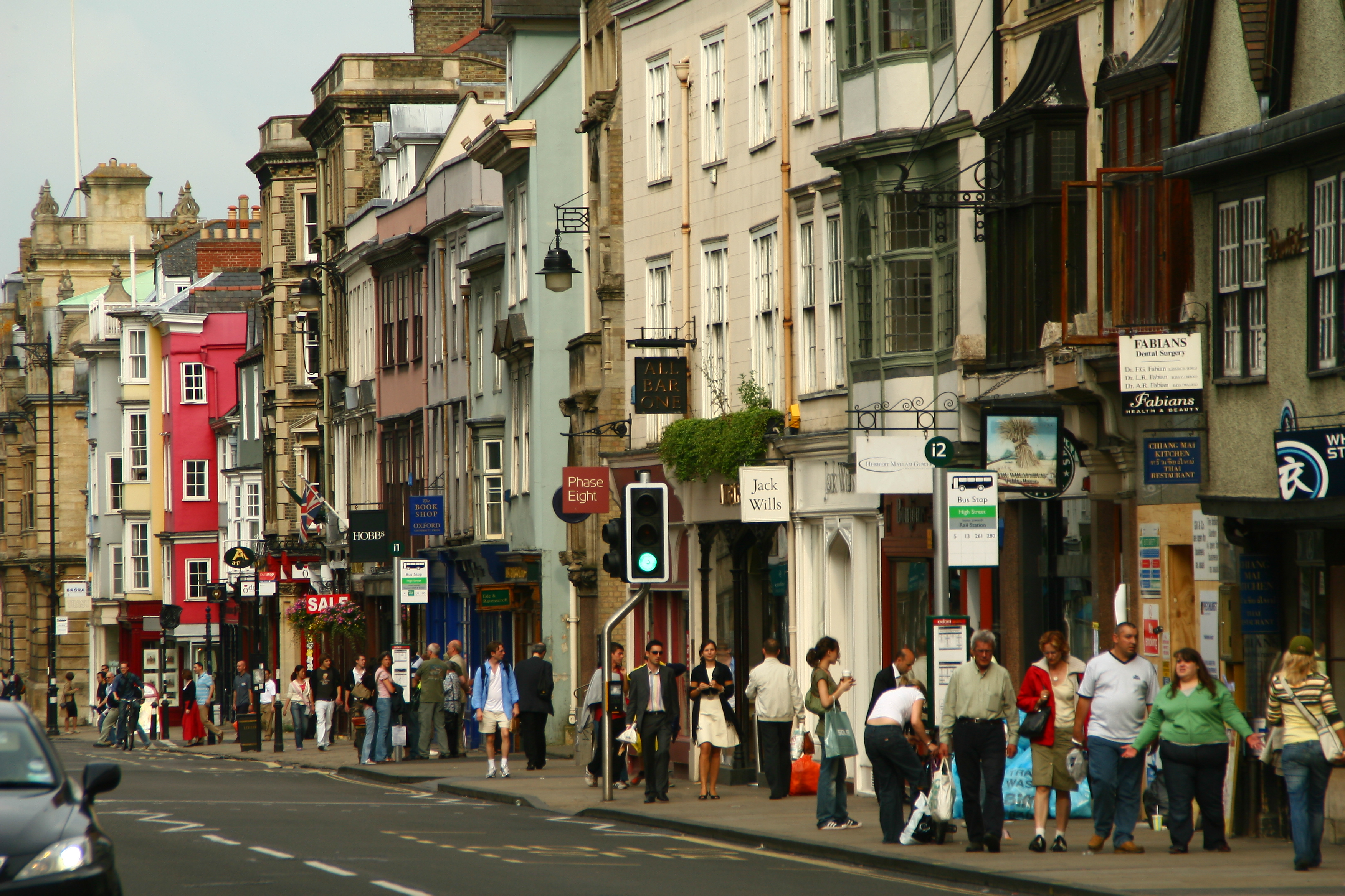 Oxford High Street shoppers