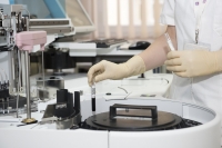 AstraZeneca i Uniwersytet Warszawski podpisują porozumienie  o strategicznej współpracy
