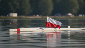 Kajak z finezyjnie ułożoną flagą Polski na torze Maty-ér. Akademickie mistrzostwa świata w kajakarstwie, sport studencki i medale polskich studentów.