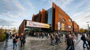 Budynek Europejskiego Centrum Solidarności w Gdańsku, w którym odbędzie się 20. edycja All About Freedom Festival. Rdzawa elewacja ECS, ikona kultury w Polsce.