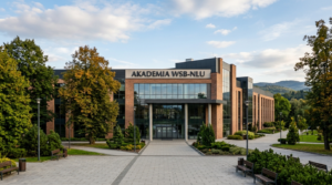 Oficjalny napis Akademia WSB-NLU. Nowosądecka uczelnia wyższa po zmianie statusu na akademię. Kluczowe miejsce na studia i edukację w Nowym Sączu.