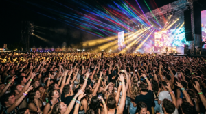 Tłum studentów na Rzeszowskich Juwenaliach 2026. Rozświetlona scena nocą, kolorowe lasery i uniesione ręce. Najlepszy festiwal studencki, koncert w Rzeszowie.